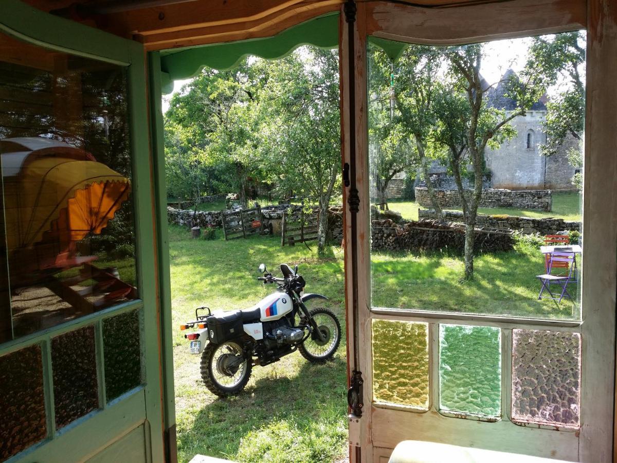 Les Roulottes Du Lot Bed & Breakfast Gramat Exterior photo
